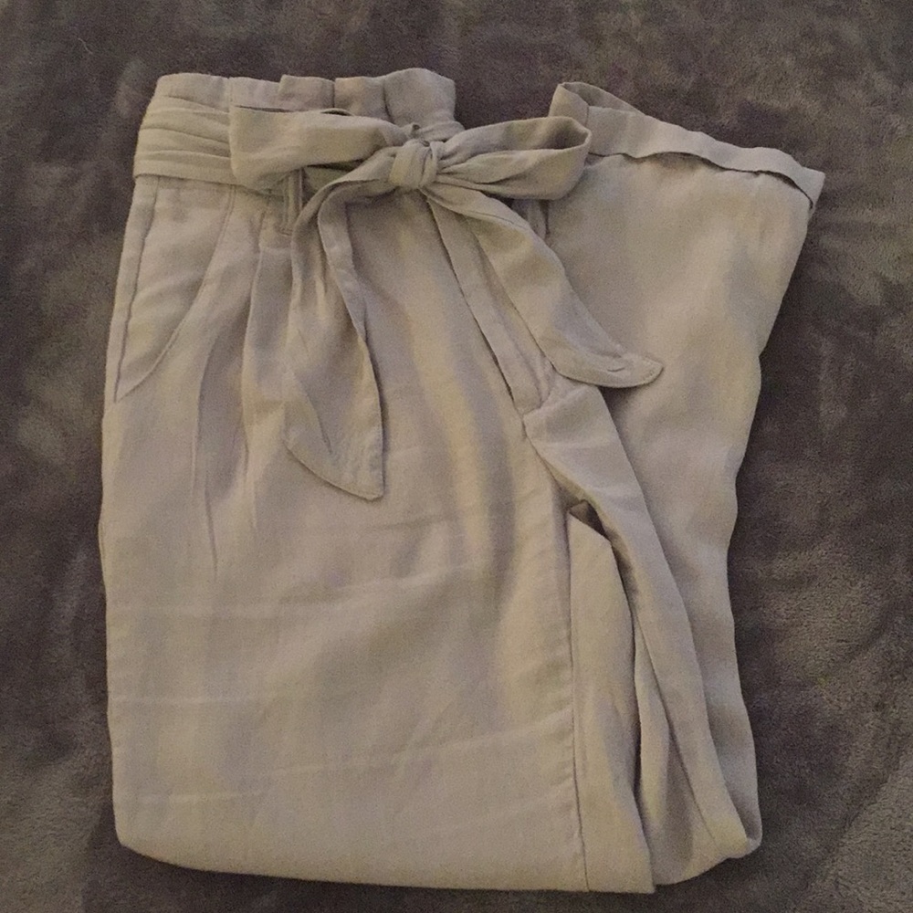 Super flattering high wasted linen pants.